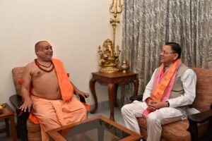 मुख्यमंत्री धामी ने जगद्गुरु शंकराचार्य स्वामी राजराजेश्वराश्रम महाराज से भेंट कर लिया आशीर्वाद