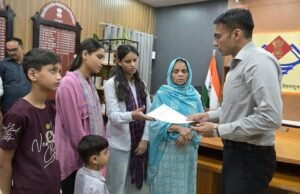 1 बेटी खो चुकी, 1 नन्ही नातिन व 3 अविवाहित बेटियों की असहाय विधवा माता क्षमा का डीएम ने करवाया बैंक ऋण माफ, बैंक से दिलाई नो ड्यूज एनओसी