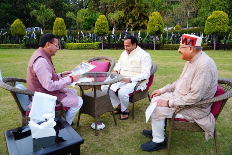 मुख्यमंत्री धामी से कैबिनेट मंत्री सतपाल तथा श्री बदरी-केदार मंदिर समिति के अध्यक्ष श्री हेमंत द्विवेदी ने की शिष्टाचार भेंट