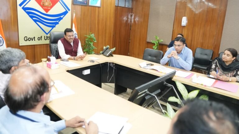 मुख्य सचिव ने देहरादून में विद्युत लाईनों की अंडरग्राउण्ड केबलिंग को लेकर ऊर्जा विभाग एवं जिलाधिकारी के साथ बैठक की