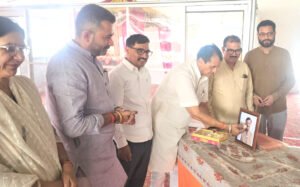 विधायक डॉ. प्रेमचंद ने राष्ट्रीय अध्यक्ष नितिन नवीन के जन्मोत्सव पर उनके चित्र पर मिष्ठान खिलाकर शुभकामनाएं दीं