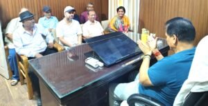 प्रगति विहार के निवासी अपनी समस्याओं को लेकर विधायक डॉ. प्रेमचंद से मिले