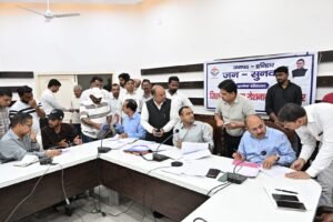 जनपदवासियों की समस्याओं को त्वरित निस्तारण के उदेश्य से जिलाधिकारी की अध्यक्षता में आयोजित जन सुनवाई कार्यक्रम