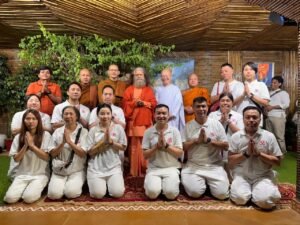 परमार्थ निकेतन में वैश्विक आध्यात्मिक संगम: हांगकांग, सिंगापुर, बैंकाक से आये बौद्ध प्रतिनिधियों की पूज्य स्वामी जी से दिव्य भेंट
