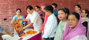 पूर्व कैबिनेट मंत्री डॉ. प्रेमचंद ने कार्यकर्ताओं के साथ स्वर्गीय खंडूरी की तस्वीर पर पुष्पांजलि अर्पित कर श्रद्धांजलि दी