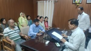 वार्ड संख्या-30 में मीरानगर की गली नं. 2 एवं 5 में सीवर लाइन का कार्य न होने पर क्षेत्रवासी विधायक डॉ. प्रेमचंद अग्रवाल से मिले