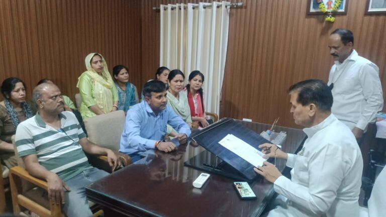 वार्ड संख्या-30 में मीरानगर की गली नं. 2 एवं 5 में सीवर लाइन का कार्य न होने पर क्षेत्रवासी विधायक डॉ. प्रेमचंद अग्रवाल से मिले
