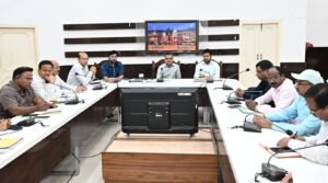 मां गंगा को स्वच्छ एवं निर्मल रखने के लिए जिला प्रशासन गम्भीर, अधीनस्थों को दिए निर्देश