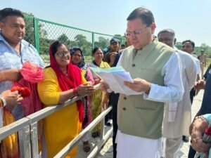 मुख्यमंत्री धामी ने जनता व जनप्रतिनिधियों से मुलाकात कर जनसमस्याएं सुनी