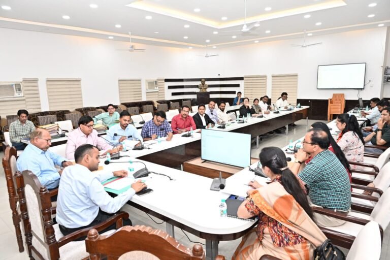 जनपद में डीपीटी (DPT) टीकाकरण एवं एचपीवी (HPV) वैक्सीनेशन के सफल क्रियान्वयन हेतु आपसी समन्वय के साथ कार्य करे: जिलाधिकारी