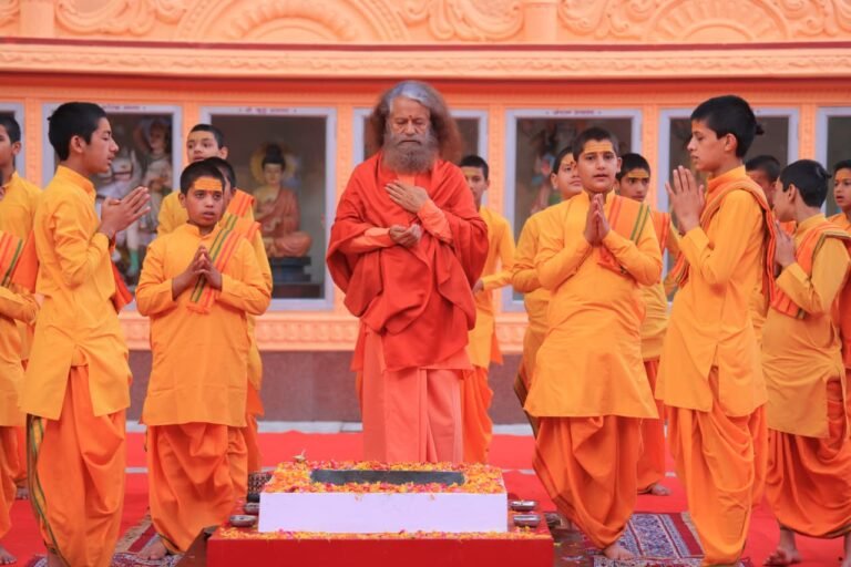 बरगी बांध क्रूज हादसे के पीड़ितों की आत्मा की शांति हेतु परमार्थ निकेतन में किया विशेष हवन