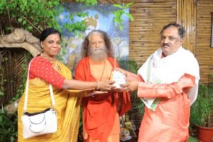 परमार्थ निकेतन में केन्द्रीय संस्कृत वि.वि. के कुलपति प्रो. श्रीनिवास तथा उनकी धर्मपत्नी प्रो. शिवानी वी. जी दर्शनार्थ आये