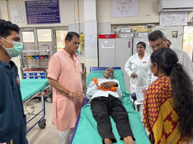काली की ढाल क्षेत्र में हुए सड़क हादसे में घायलों का हालचाल जाना पूर्व कैबिनेट मंत्री डॉ. प्रेमचंद अग्रवाल ने