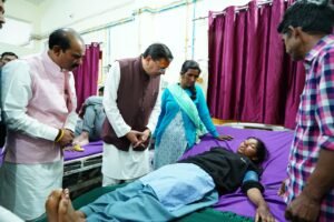 मुख्यमंत्री पुष्कर सिंह धामी ने जिला अस्पताल पहुंच मरीजों का जाना हालचाल, बेहतर स्वास्थ्य सुविधाओं का दिया भरोसा