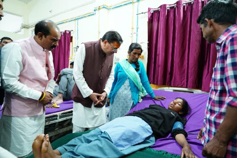 मुख्यमंत्री पुष्कर सिंह धामी ने जिला अस्पताल पहुंच मरीजों का जाना हालचाल, बेहतर स्वास्थ्य सुविधाओं का दिया भरोसा