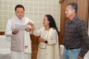 मुख्यमंत्री धामी ने प्रदेश के विभिन्न जनपदों से आए लोगों की समस्याओं को सुना