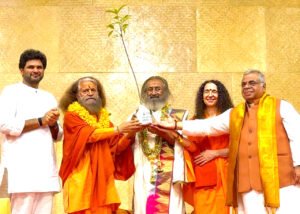 पूज्य गुरुदेव श्री श्री रविशंकर जी के 70वें जन्मोत्सव एवं आर्ट ऑफ लिविंग के 45वें स्थापना दिवस के अवसर पर बेंगलुरु में आयोजित भव्य आयोजन में पूज्य स्वामी चिदानन्द सरस्वती जी का पावन सान्निध्य