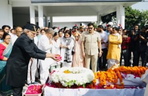 उपराष्ट्रपति सीपी राधाकृष्णन, राज्यपाल गुरमीत सिंह एवं मुख्यमंत्री धामी ने भुवन चंद्र खंडूड़ी के पार्थिव शरीर पर पुष्प चक्र अर्पित कर दी श्रद्धांजलि