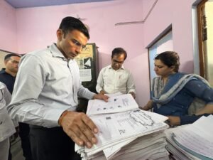 सब रजिस्टार कार्यालय विकासनगर में डीएम का औचक निरीक्षण; पुराने विलेख पत्र रजिस्टर जब्त