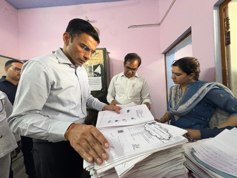 सब रजिस्टार कार्यालय विकासनगर में डीएम का औचक निरीक्षण; पुराने विलेख पत्र रजिस्टर जब्त