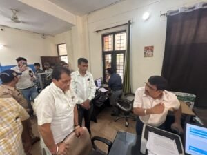 विधायक डॉ. अग्रवाल ने ई-रिक्शा से एआरटीओ कार्यालय पहुंचकर किया औचक निरीक्षण