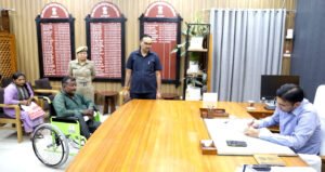 असहायों के संकट हरता जिला प्रशासन: दिव्यांग का 64 हजार का ऋण जिला प्रशासन ने सीएसआर से जमा कराया, रोजगार हेतु रायफल क्लब फंड से दिए 25 हजार