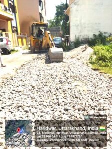 चारधाम यात्रा के दृष्टिगत सीवरेज के लिए खोदी गई सड़कों को त्वरित गति से ठीक करने के लिए दिन-रात किया जा रहा है निमार्ण कार्य
