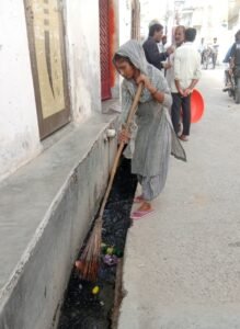 जिलाधिकारी के निर्देशन में जनपद में नालियों की सफाई ने पकड़ी रफ्तार