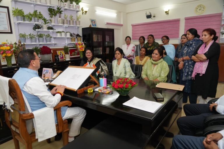 मुख्यमंत्री धामी से आंगनबाड़ी कार्यकर्ती/सेविकाओं ने संगठन की अध्यक्ष श्रीमती रेखा नेगी के नेतृत्व में भेंट कर मांगों एवं समस्याओं से अवगत कराया