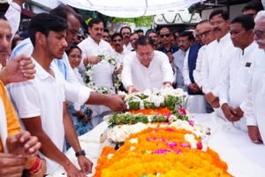 मुख्यमंत्री धामी ने पूर्व मुख्यमंत्री खंडूड़ी के पार्थिव शरीर पर पुष्प चक्र अर्पित कर उन्हें नम आंखों से विदाई दी