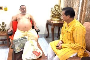 विधायक डॉ. प्रेमचंद ने पूज्य जगद्गुरु राजराजेश्वरानंद से भेंट कर लिया आशीर्वाद
