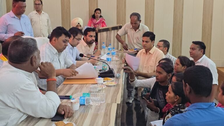 जिलाधिकारी की अध्यक्षता में तहसील दिवस का आयोजित