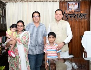 सीएम धामी से की वरिष्ठ पत्रकार हेम भट्ट ने परिवार सहित भेंट