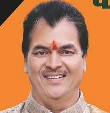 भाजपा विधायकों की बैठक में टू व्हीलर ईवी से पहुंचे डॉ. प्रेमचंद