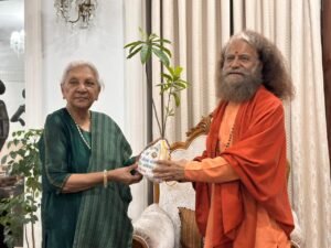 राज्यपाल श्रीमती आनंदी बेन पटेल से पूज्य स्वामी चिदानन्द सरस्वती की हुई आत्मीय एवं प्रेरणादायक भेंटवार्ता