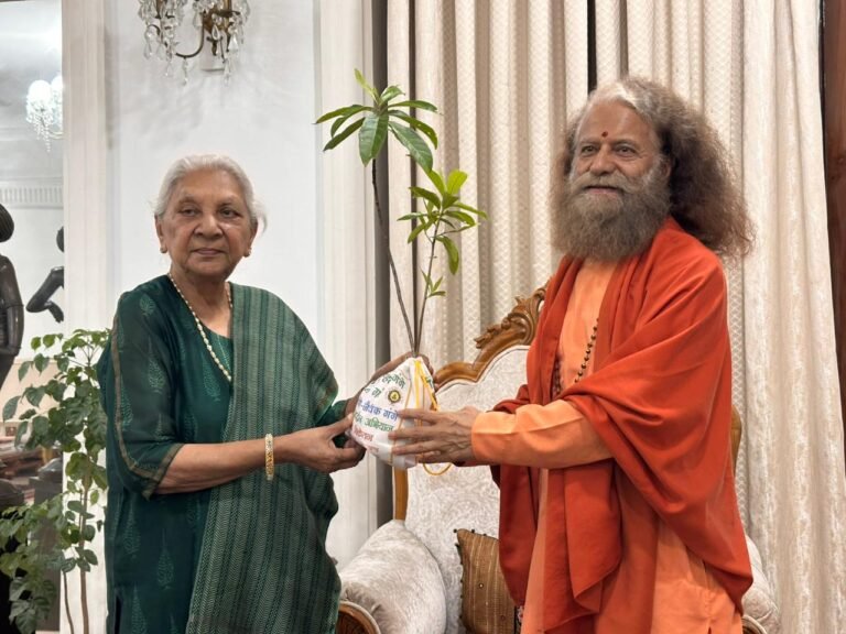 राज्यपाल श्रीमती आनंदी बेन पटेल से पूज्य स्वामी चिदानन्द सरस्वती की हुई आत्मीय एवं प्रेरणादायक भेंटवार्ता