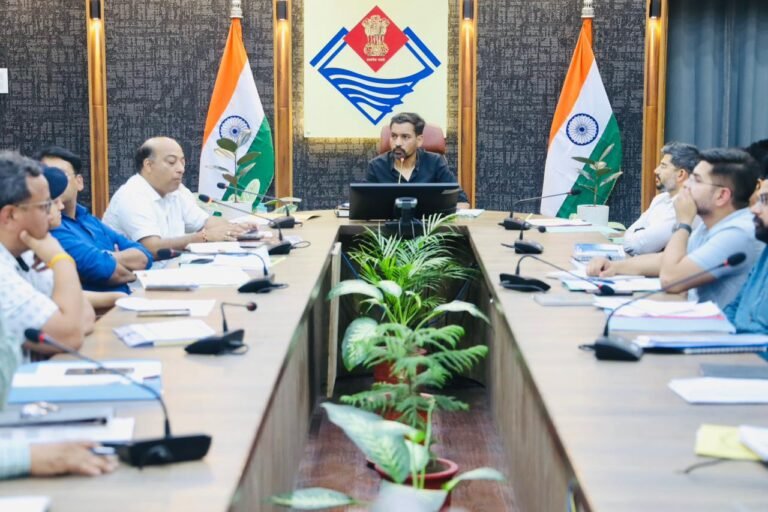 सीएम हेल्पलाइन में लंबित शिकायतों पर डीएम सख्त