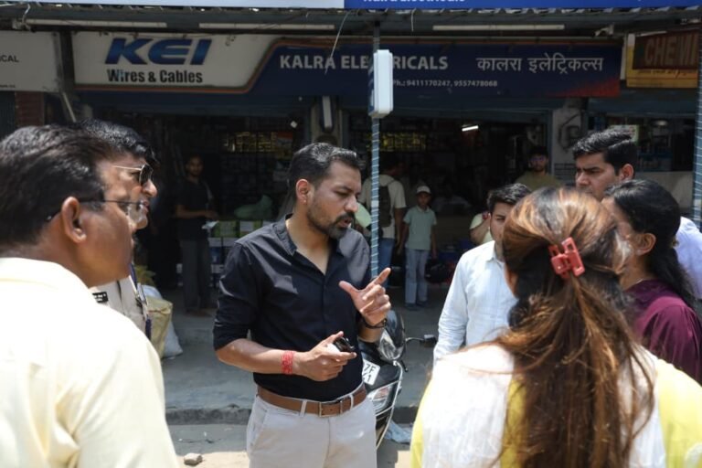 कार्यों की धीमी प्रगति पर जिलाधिकारी सख्त, अधीक्षण अभियंता यूपीसील का रोका वेतन