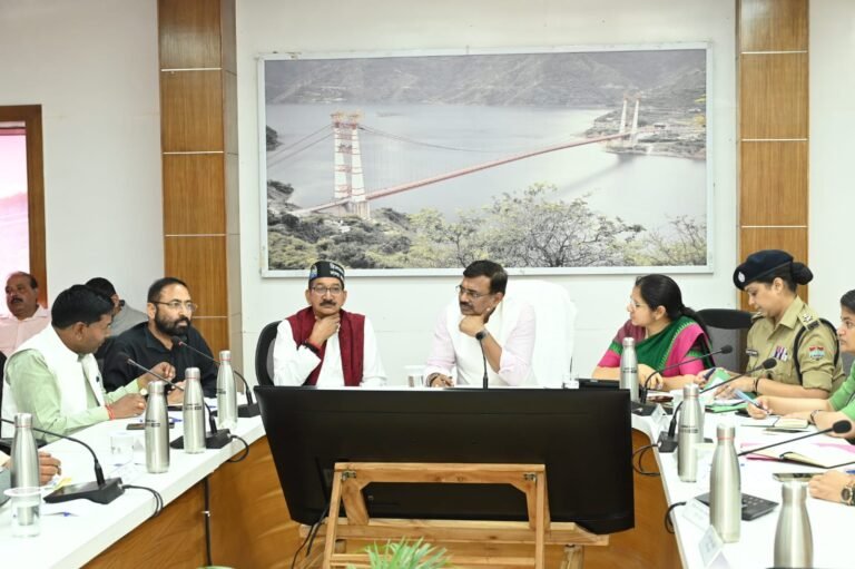 मुख्य सचिव ने जनप्रतिनिधियों एवं सामाजिक कार्यकर्ताओं के साथ विकास कार्यों एवं जनसमस्याओं की समीक्षा बैठक की