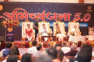 कवि केवल शब्दों के निर्माता नहीं होते बल्कि वे समाज के चिंतक, मार्गदर्शक और प्रेरक: सीएम धामी