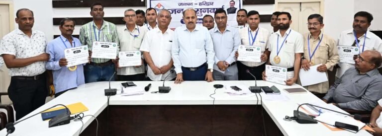 मुख्य विकास अधिकारी ने उत्कृष्ट कार्य करने वाले 12 प्राइवेट ए.आई कार्यकर्ताओं को किया सम्मानित