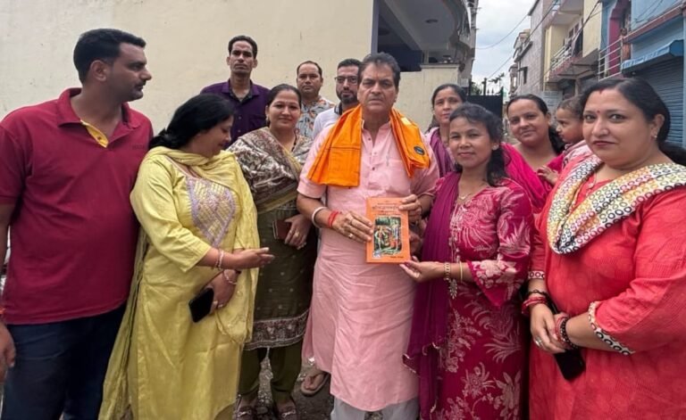 विधायक डॉ. प्रेमचंद ने श्रीमती दीपा को मंडल अध्यक्ष नियुक्त होने पर स्मृति चिन्ह भेंट कर शुभकामनाएं दी