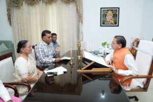 सीएम धामी से विधायक श्रीमती सविता कपूर के नेतृत्व में आए एक प्रतिनिधिमंडल ने शिष्टाचार भेंट की