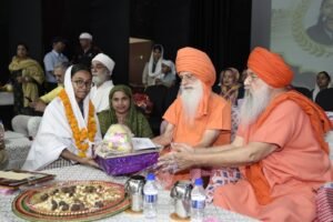 ऋषिकेश की बेटी इशिता सिंह ‘सिटी टॉपर’ को निर्मल आश्रम महंत बाबा राम सिंह जी महाराज एवं संत बाबा जोध सिंह महाराज जी ने ₹80 हजार नकद पुरस्कार देकर किया सम्मानित