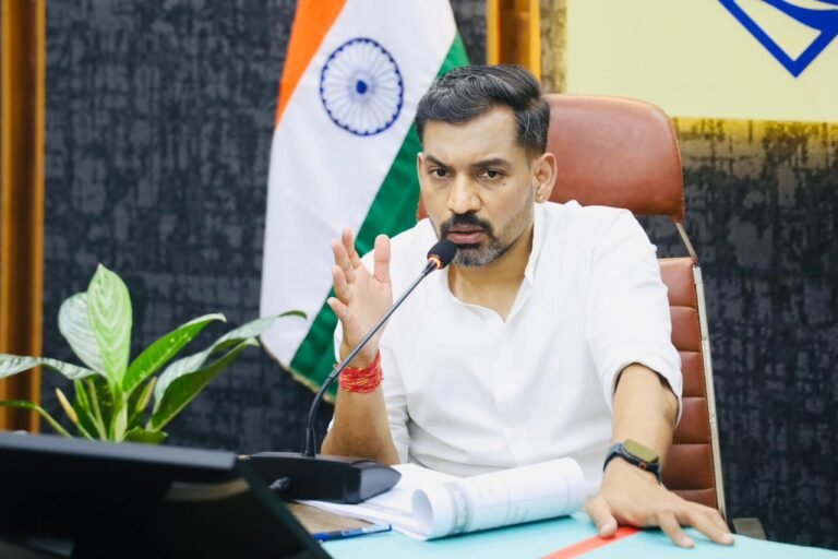 सीएम घोषणाओं के क्रियान्वयन में लापरवाही बर्दाश्त नहीं: जिलाधिकारी डॉ. आशीष चैहान