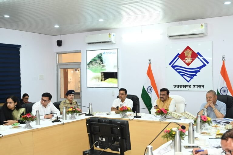 मुख्य सचिव की अध्यक्षता में जनपदीय विकास कार्यों की समीक्षा बैठक आयोजित