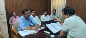 विधायक डॉ. प्रेमचंद ने जिला समाज कल्याण अधिकारी एवं अन्य जनप्रतिनिधियों के साथ बैठक की