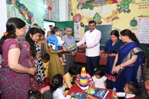 मुख्य सचिव आनन्द बर्द्धन ने विद्यालय, आंगनबाड़ी केन्द्र, पुस्तकालय एवं खेल सुविधाओं का किया निरीक्षण