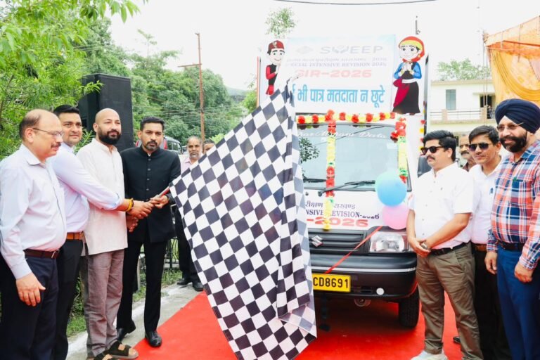 मतदाता सूची के विशेष पुनरीक्षण को जन आंदोलन बनाने की अपील, डीएम ने रवाना किए जागरूकता रथ