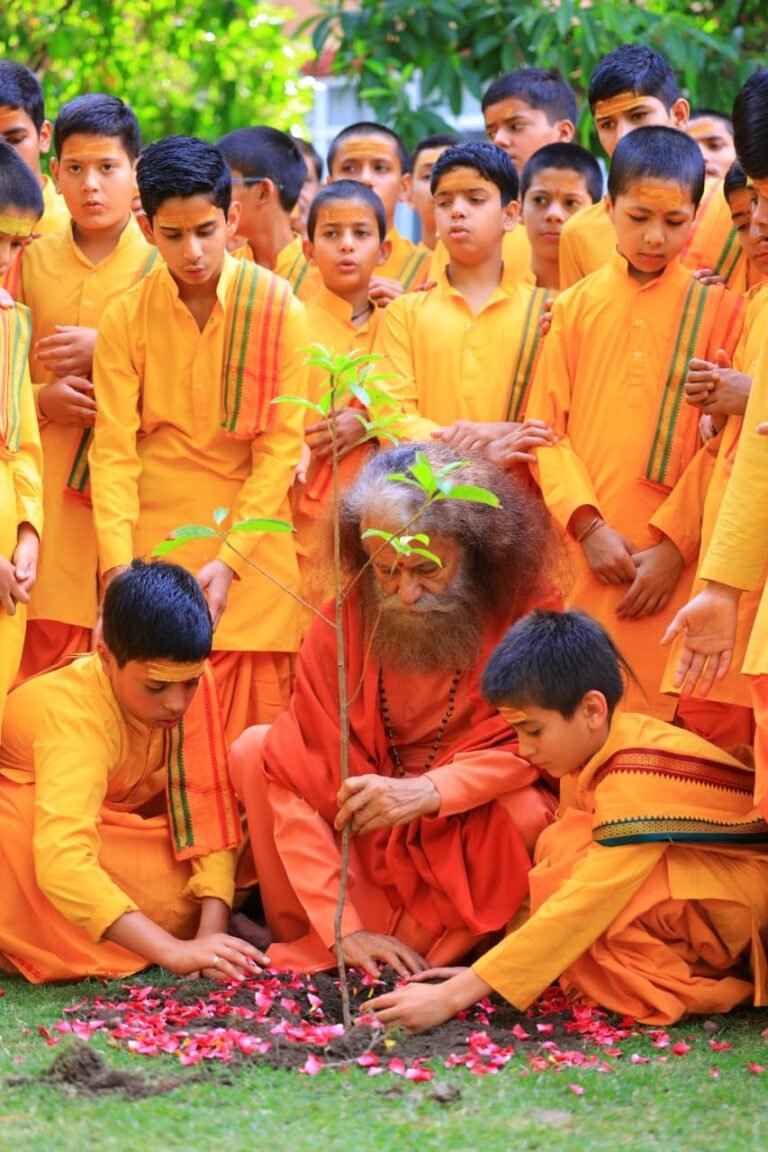 विश्व पर्यावरण दिवस के पूर्व संध्या पर पूज्य स्वामी चिदानन्द सरस्वती जी का संदेश-“स्वच्छता बाहर, स्वच्छता भीतर”